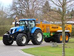 Blauer Schlepper mit gelber Mulde